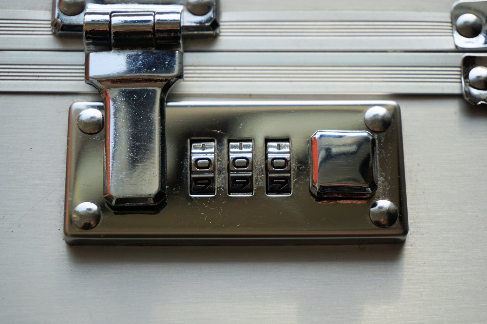 Understanding the Structure of a⁣ Briefcase Lock